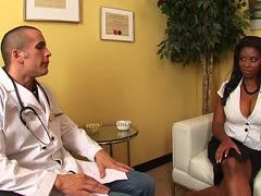 Arzt fickt die schwarze Hausfrau mit den tollen Titten